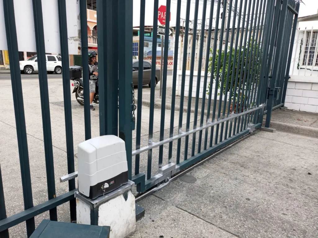Instalación de Motor Roger 1.800 kg en puerta corredera en Ciudadela Cerrada Dique Amazonas