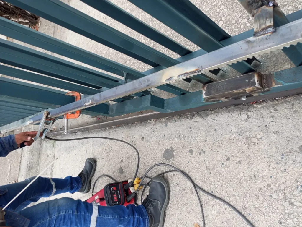 Instalación de Motor Roger 1.800 kg en puerta corredera en Ciudadela Cerrada Dique Amazonas