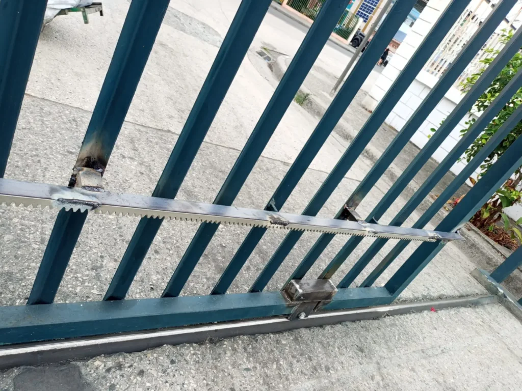 Instalación de Motor Roger 1.800 kg en puerta corredera en Ciudadela Cerrada Dique Amazonas