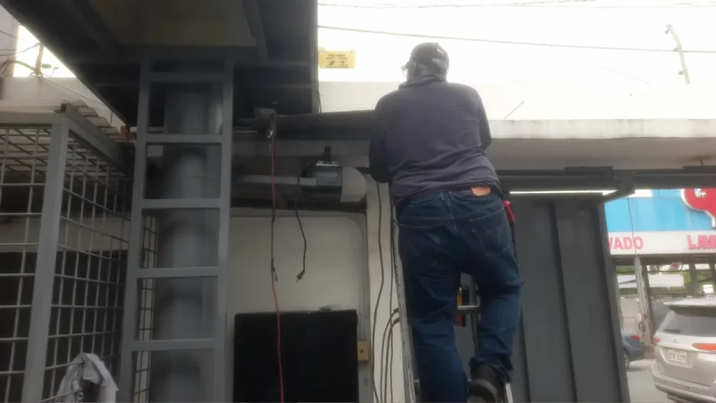 Instalación de motor LiftMaster 81602 y mantenimiento de puerta en SW The Security World