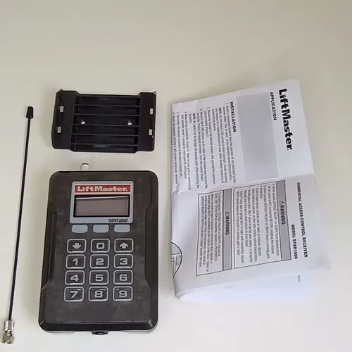 Receptor STAR1000 de Control de Acceso Comercial LiftMaster – Administrador de hasta 1000 controles con pantalla LCD y programación avanzada