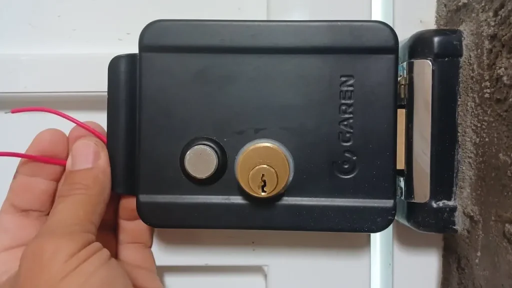 Cerradura eléctrica GA042 Garen – Cerradura de sobreponer reversible para puertas y portones