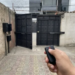 Instalación de Motor Batiente Impervious S-200 en puerta de dos hojas en Quito, Ecuador el Sábado 15 de Agosto del 2026