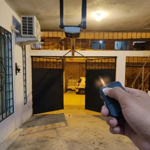 Instalación de Motor ELITE MG750 de 12 HP (Motor de cadena y riel) Trabajo realizado en Guayaquil, Ecuador el 10-8-2026