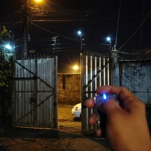 Instalación de Motor Batiente de dos brazos S-300 marca Impervious en puerta Abatible doble hoja en Santo Domingo, Ecuador el Domingo 20 de Septiembre del 2026