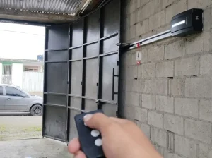Instalación de Motor de Cadena Impervious F1000 en puerta Seccional Corrediza en Santo Domingo, Ecuador el Miércoles 26 de Agosto del 2026