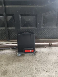 Instalación de Motor Corredizo de 600kg marca Impervious en puerta Corrediza en Lomas de Sargentillo, Ecuador el Sábado 19 de Septiembre del 2026