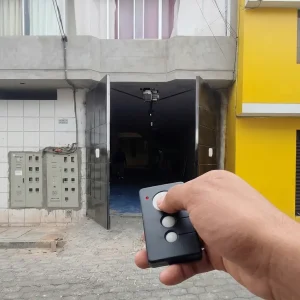 Instalación de Motor Impervious F1000 de 34 HP, Estructuras de Riel y Reparación de Puerta de Garaje de Dos Hojas Batientes en Quito, Ecuador, el Viernes 2 de Octubre de 2026