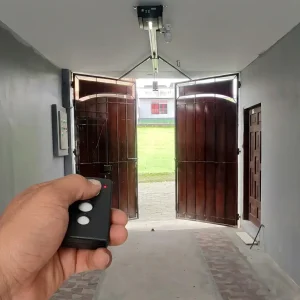 Instalación de Motor Impervious F1000 de 34 HP en Puerta de Garaje de Dos Hojas Batientes en Santo Domingo, Ecuador, el Miércoles 7 de Octubre de 2026