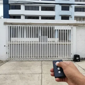 Instalación de Motor Impervious G1000 para Puerta Corrediza de Uso Intensivo en Edificio Sotavento, Salinas, Ecuador, el Sábado 3 de Octubre de 2026