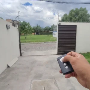Instalación de Motor Impervious V600 600kg en Puerta Corrediza de Garaje en Quito, Ecuador el Sábado 24 de Octubre del 2026