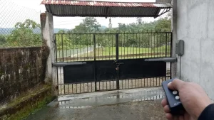Instalación de Motor de dos brazos S-300 marca Impervious en puerta Abatible doble hoja en Santo Domingo, Ecuador el Miércoles 23 de Septiembre del 2026
